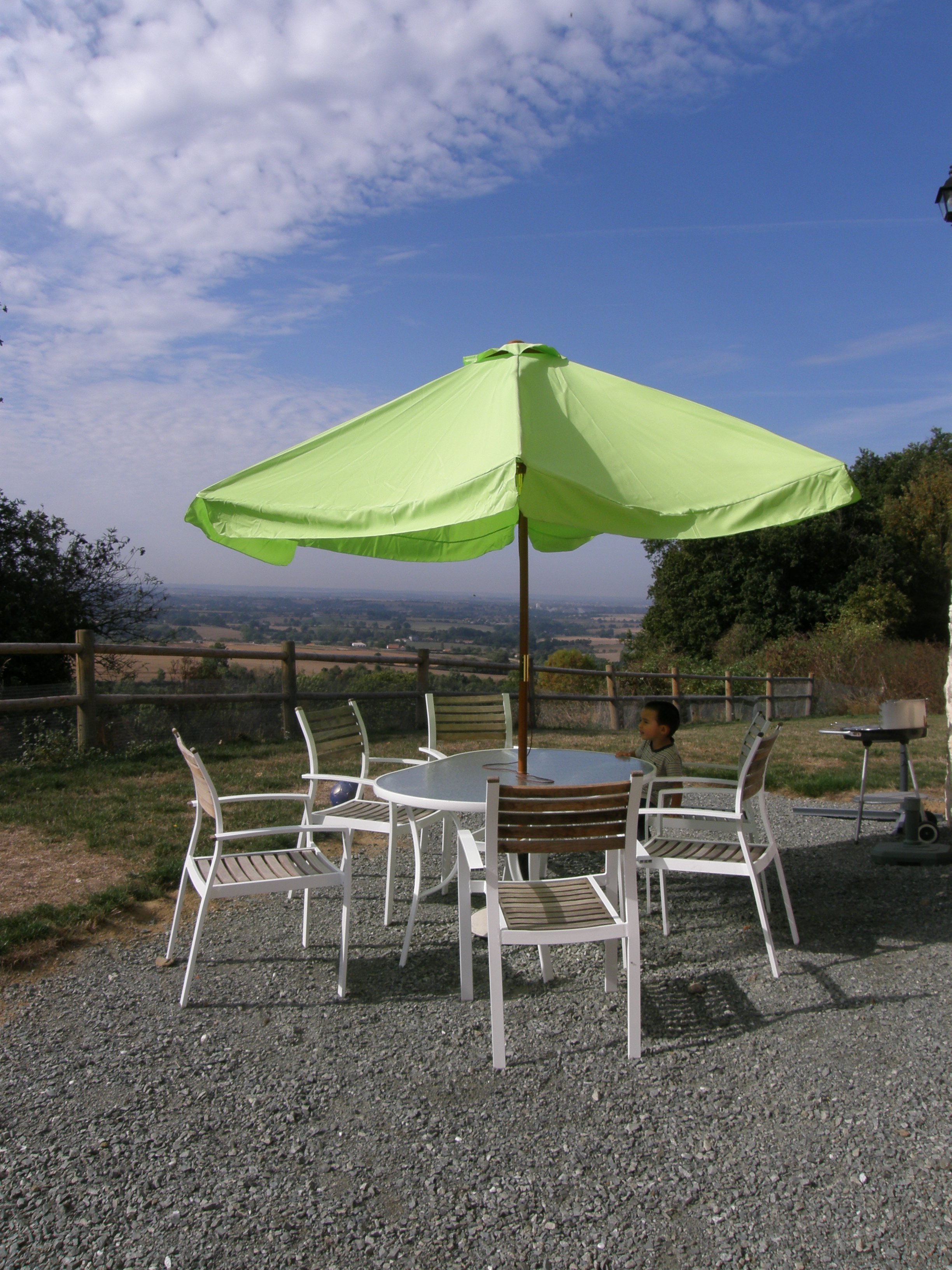 TERRASSE GITE 2 HORIZONS VENDEENS AVEC PISCINE INTERIEURE POUZAUGES PUY DU FOU VENDEE