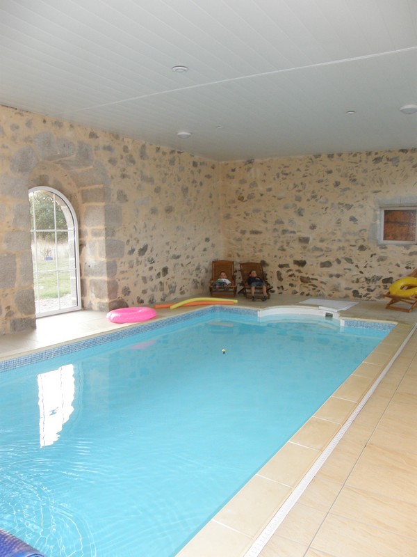 PISCINE INTERIEURE DES GITES HORIZONS VENDEENS POUZAUGES PUY DU FOU VENDEE