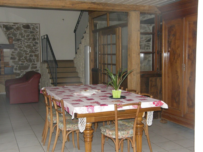 SALLE A MANGER AVEC BILLARD DU GITE L'HOSTERIE LOCATION GITES DE FRANCE AVEC PISCINE INTERIEURE COUVERTE CHAUFFEE POUZAUGES PUY DU FOU VENDEE