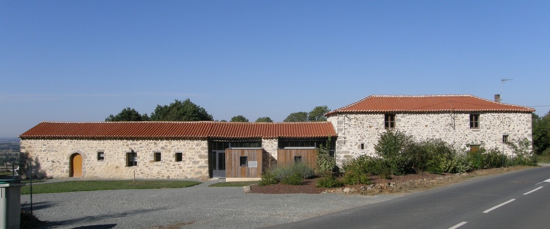 LOCATION DES GITES VENDEENS AVEC PISCINE INTERIEURE POUZAUGES GITES DE FRANCE AVEC PISCINE COUVERTE CHAUFFEE EN VACANCES ET WEEK END AU PUY PAPIN POUZAUGES PUY DU FOU VENDEE